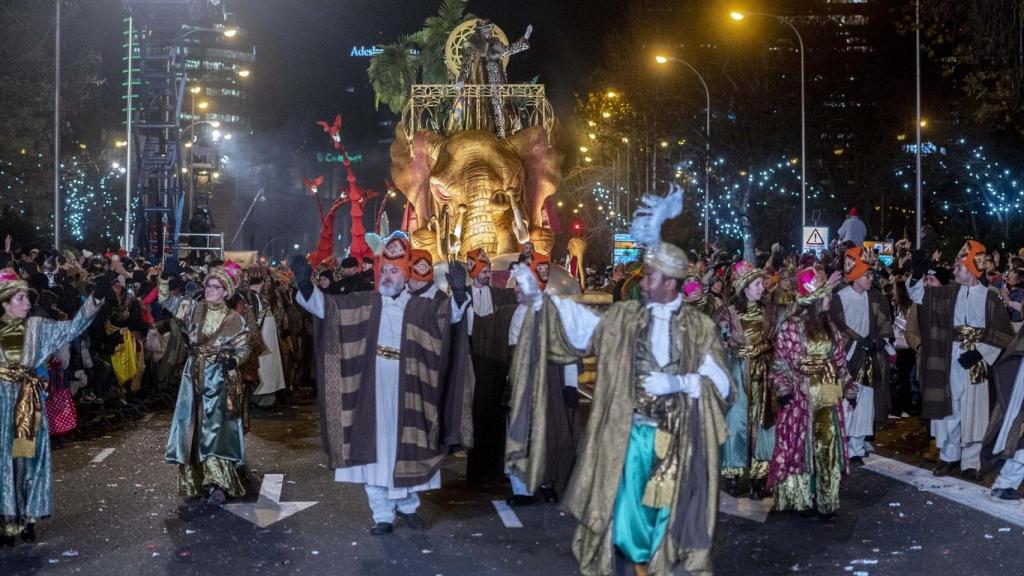 El Rey Baltasar saluda a los niños en la cabalgata de enero de 2024.