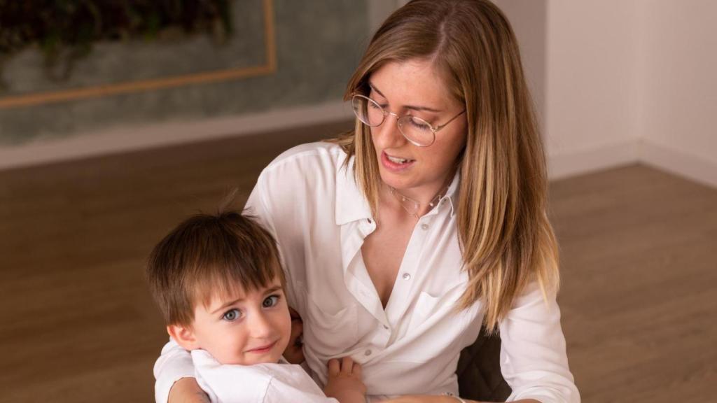 Almudena con su hijo.