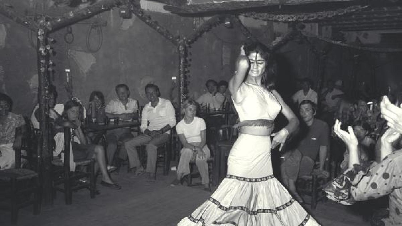 Actuación de la bailaora flamenca Micaela Flores Amaya, en un restaurante en 1969.