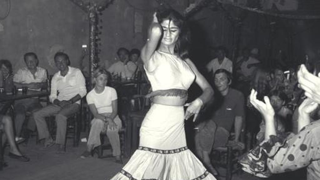 Actuación de la bailaora flamenca Micaela Flores Amaya, en un restaurante en 1969.