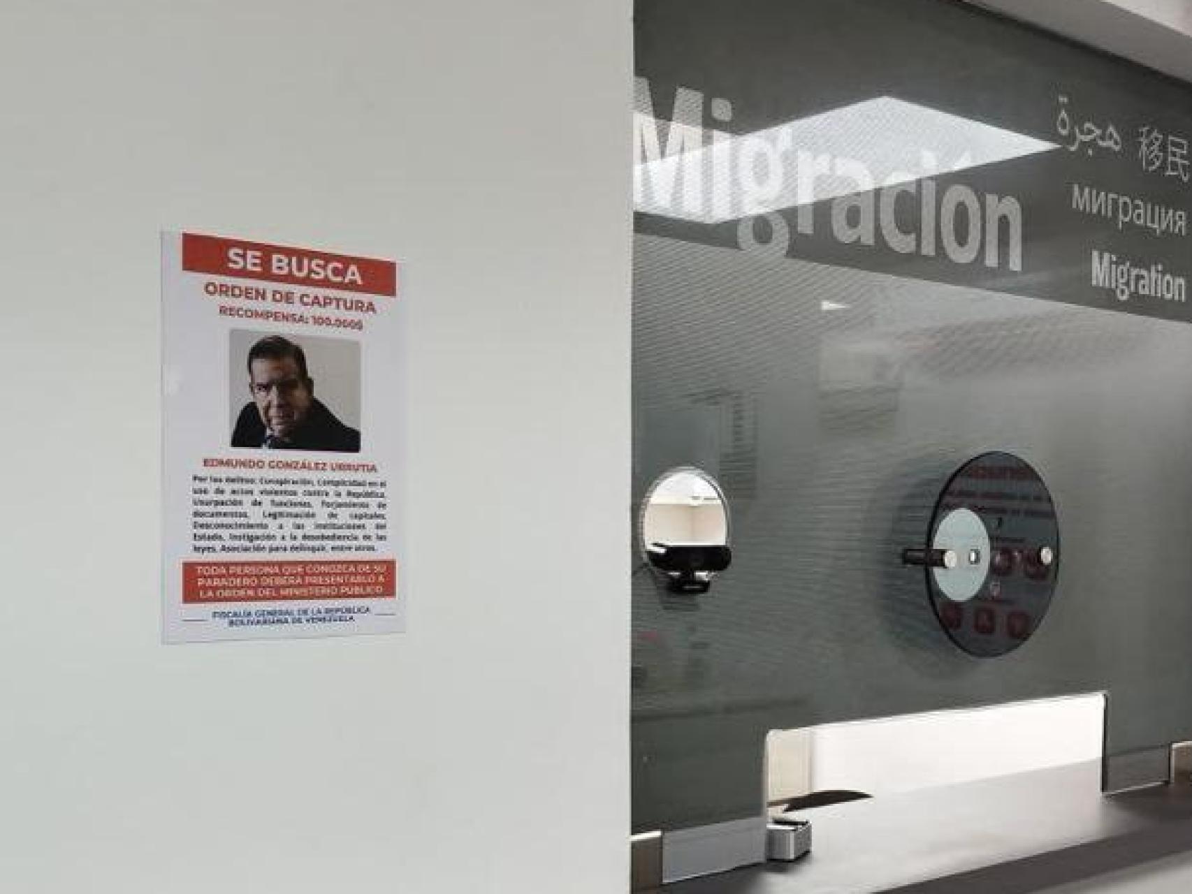 Un cartel de 'se busca' con el rostro de Edmundo González Urrutia en el aeropuerto internacional Simón Bolívar de Caracas.