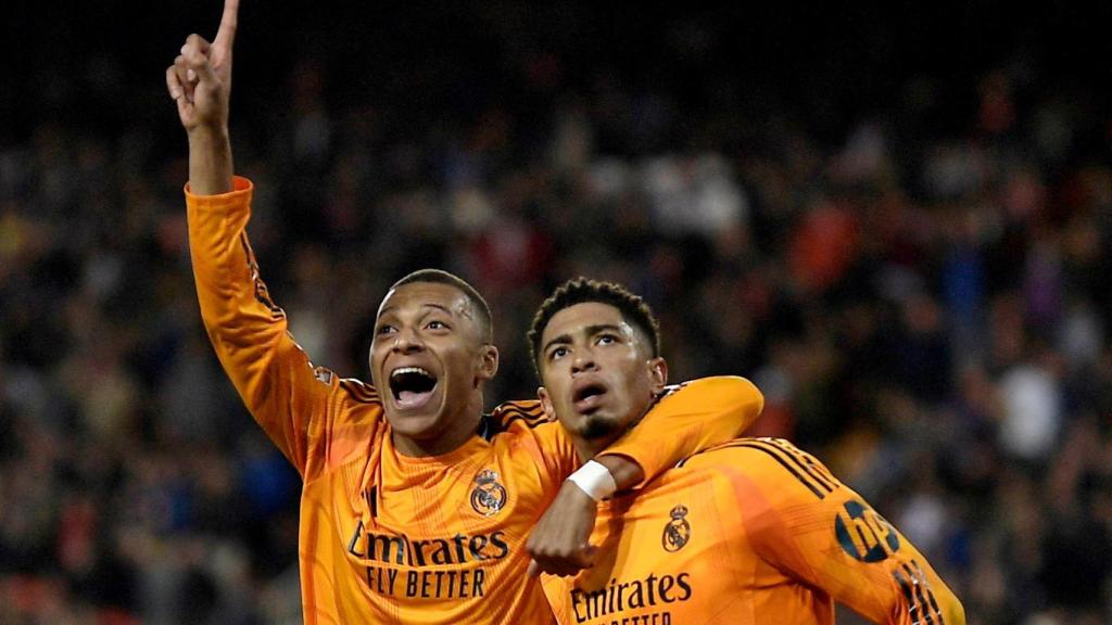 Mbappé y Bellingham celebran el gol del futbolista inglés.