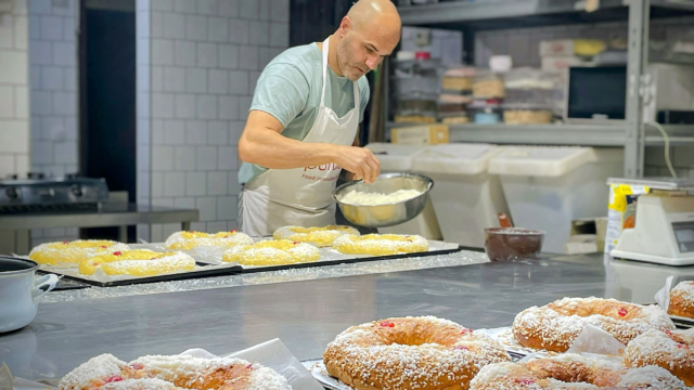 Javier, uno de los propietarios de la Panadería José María García.