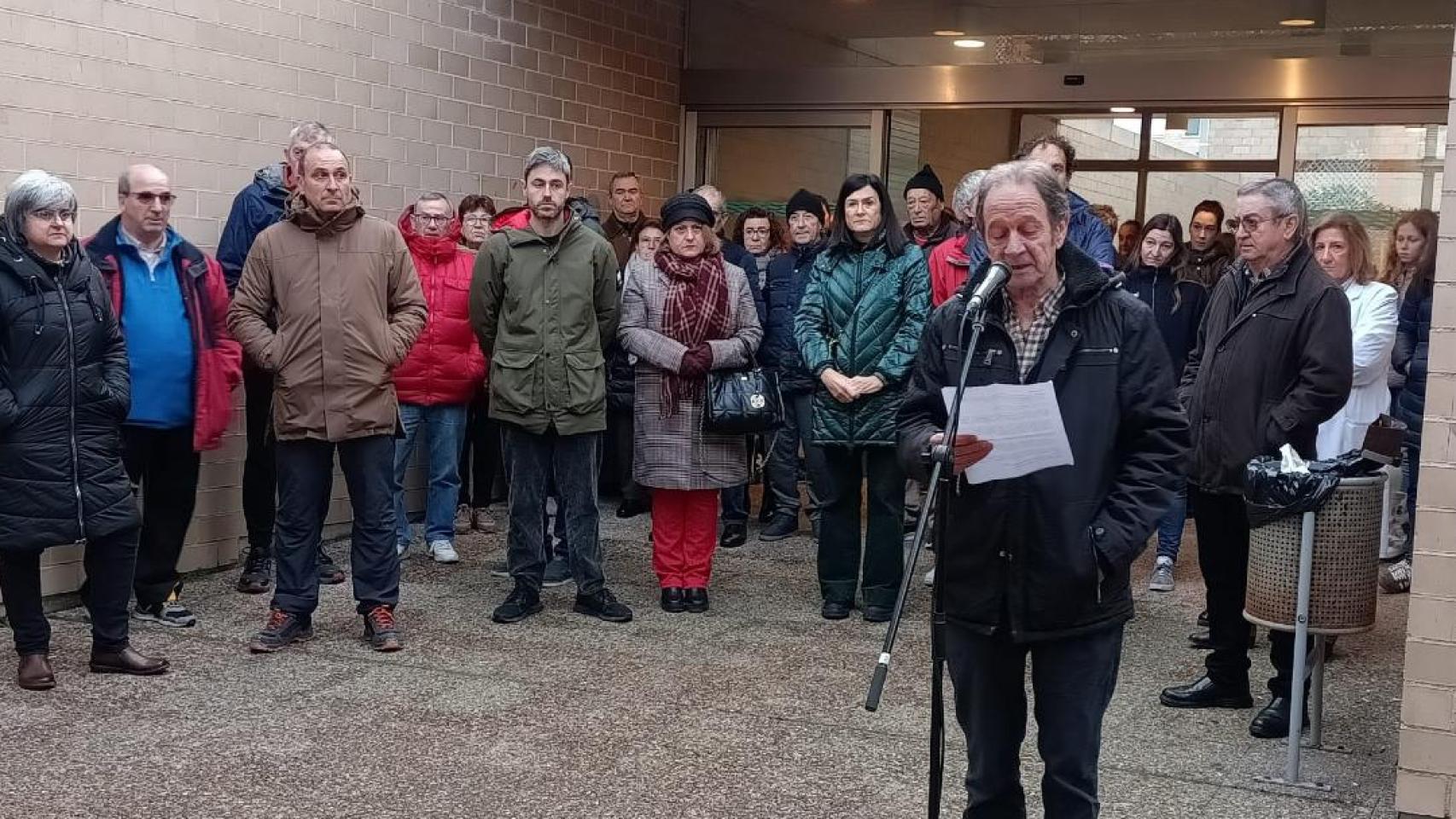 Concentración frente al centro de salud de Ejea, este viernes.