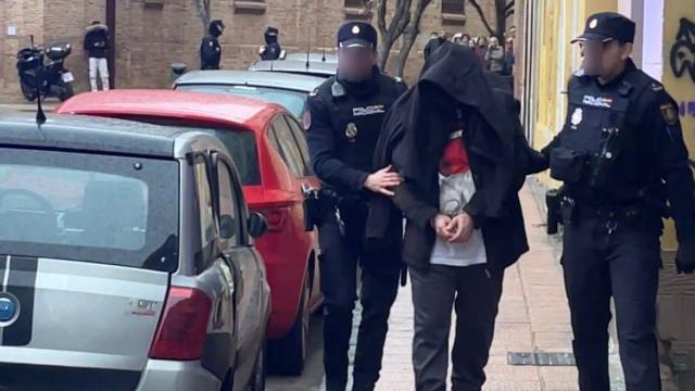 Momento de la detención del presunto autor del acuchillamiento de un hombre en la calle del Sepulcro, en Zaragoza.