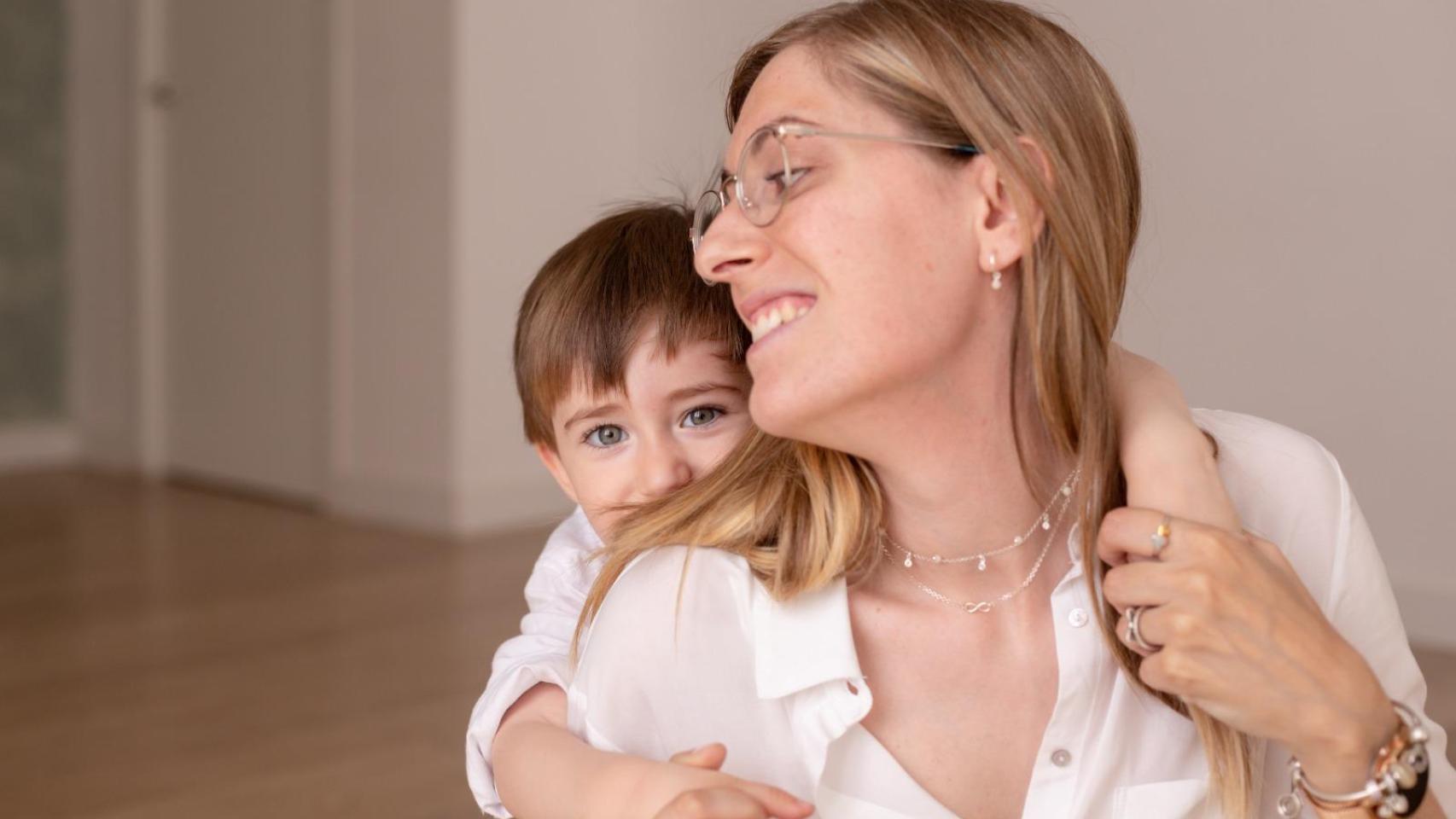 Almudena junto a su hijo.