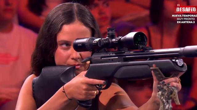 Victoria Federica apunta con un rifle de precisión en la prueba de tiro de 'El desafío'.