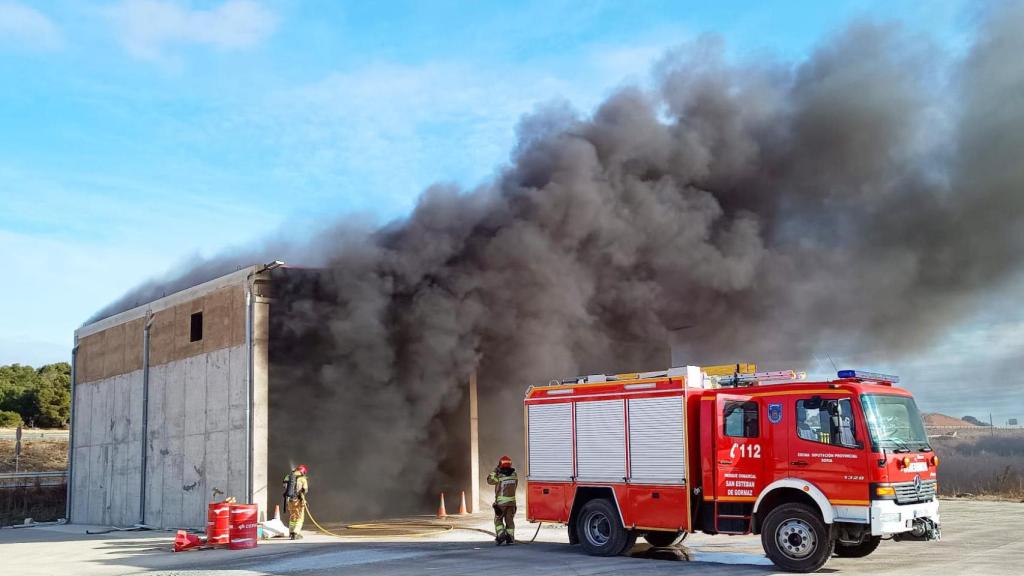 Incendio en la nave de conservación de Matinsa, situada a la salida de San Esteban de Gormaz (Soria)