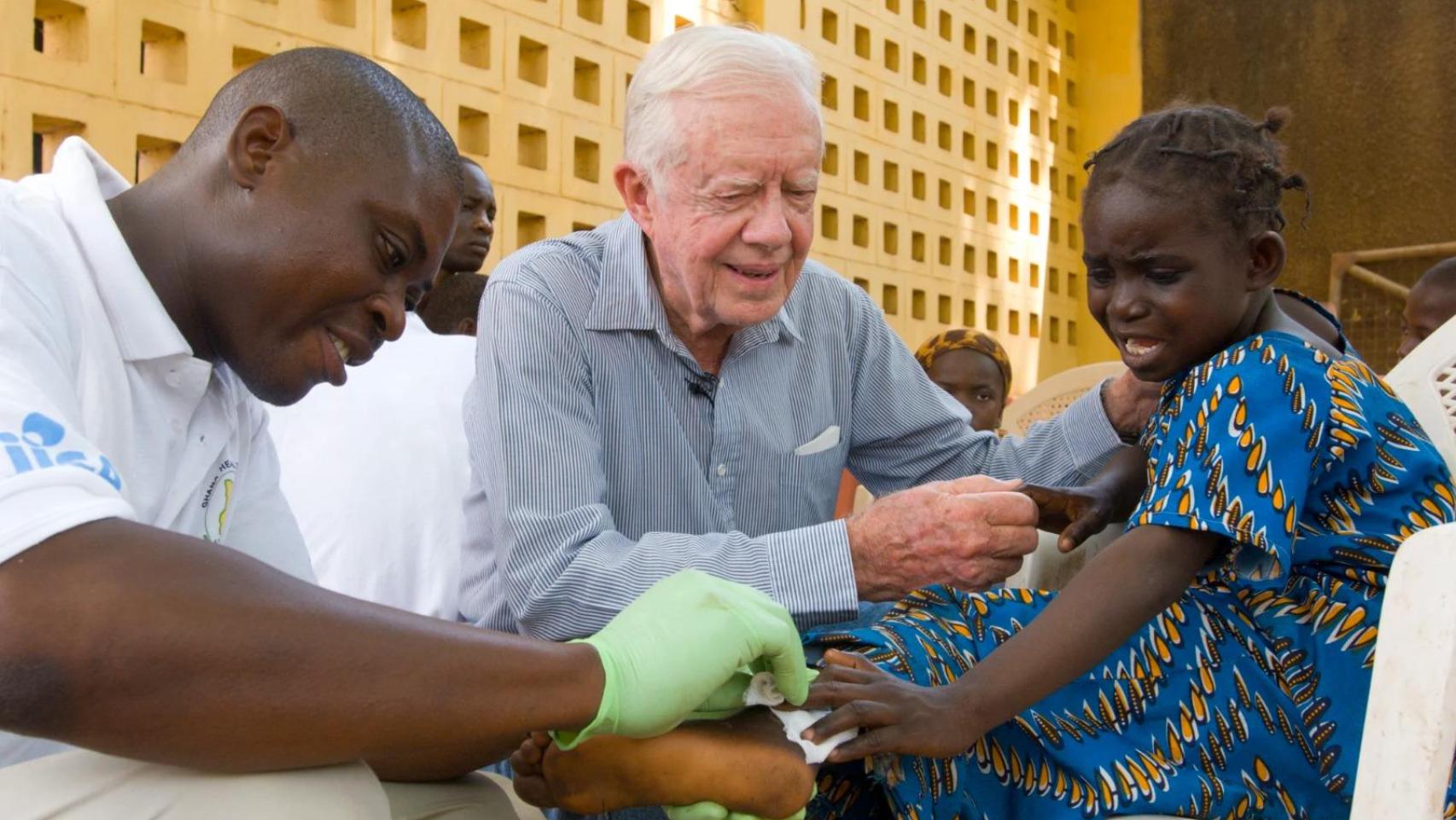 El expresidente Jimmy Carter luchó para erradicar la enfermedad del gusano de Guinea.