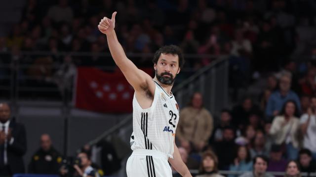 Sergio Llull agradece el apoyo de los aficionados en un partido de Euroliga contra el Bayern.