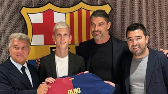 Dani Olmo, junto a su representante Andy Bara, en su presentación con el Barça