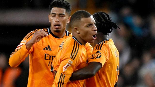 Los jugadores del Madrid celebran una acción.