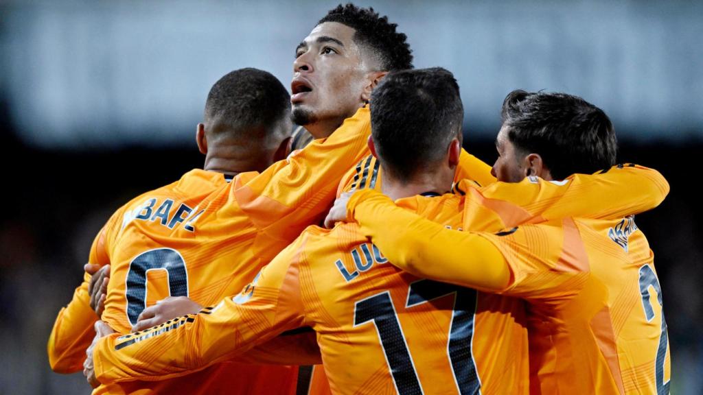 Los jugadores del Madrid celebran el gol de Bellingham.