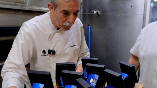 Jesús Marquina con los lingotes de oro. Foto: Pizzería Marquinetti.