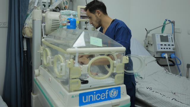 Un recién nacido evacuado de la Unidad neonatal Kamal Adwan en el norte de la Franja.