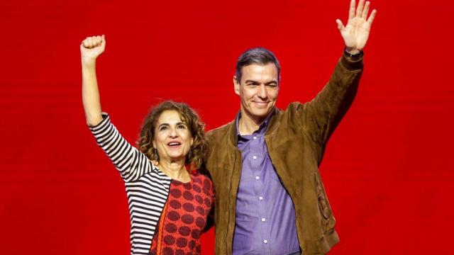 La vicepresidenta y ministra de Hacienda María Jesús Montero, junto al presidente Pedro Sánchez.