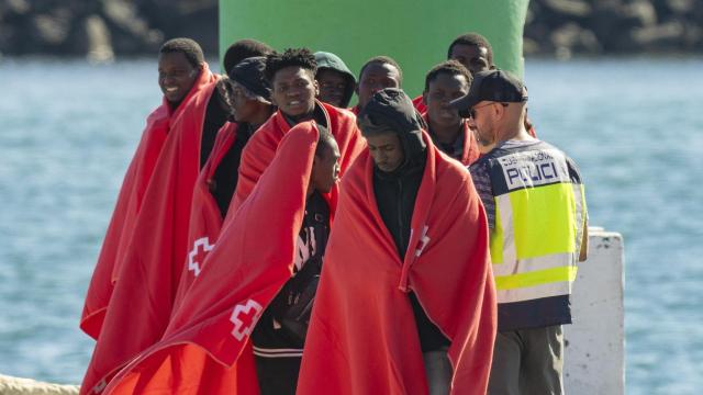 Un cayuco con 55 migrantes, varios de ellos menores, rescatado por Salvamento Marítimo desembarca este viernes en Lanzarote.