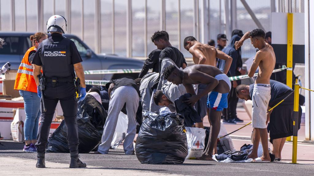 Decenas de migrantes procedente de Marruecos son desembarcados por Salvamento Marítimo en el muelle de Puerto del Rosario (Fuerteventura), el pasado octubre.