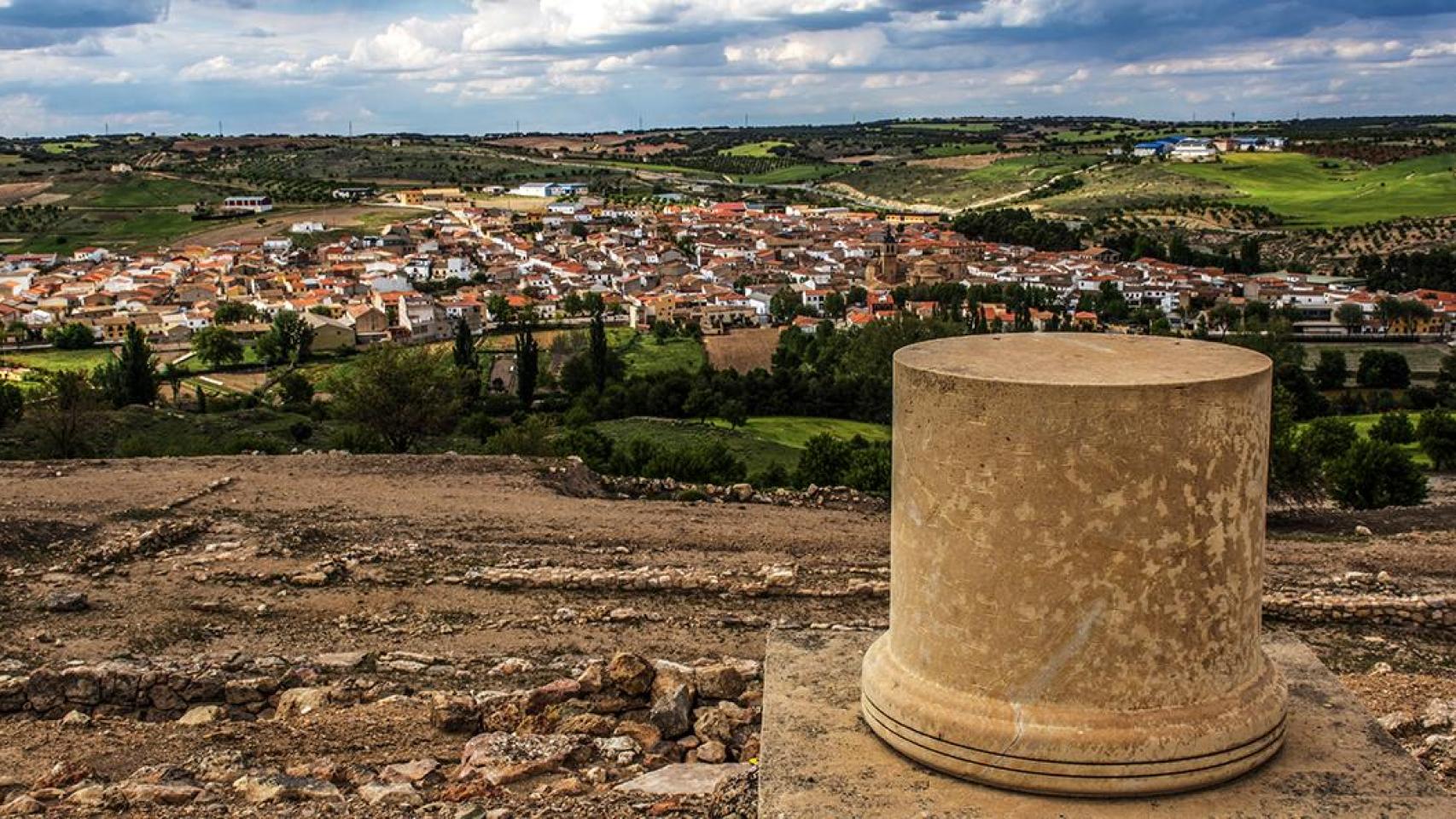 Vista del pueblo de Lezuza desde el yacimiento de Libisosa.