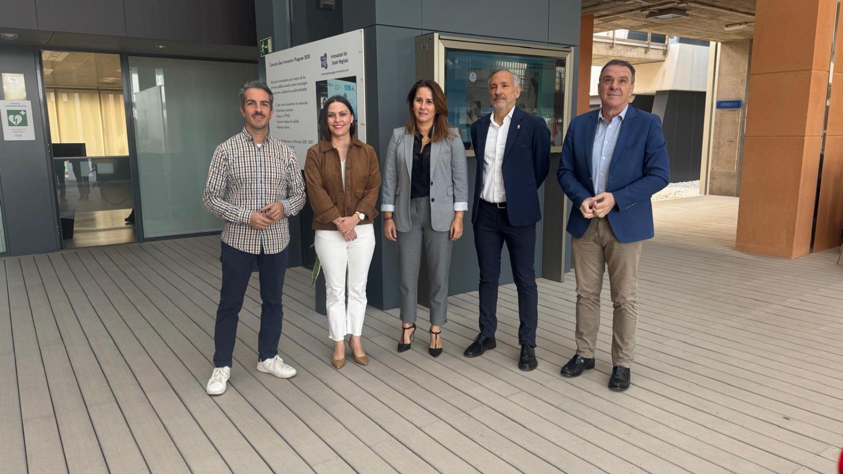 La consejera Migdalia Machín, segunda por la izquierda, durante su visita al parque tecnológico de Fuerteventura,