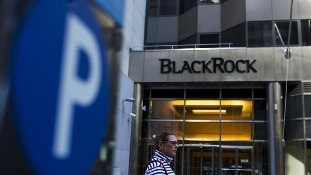 Una mujer pasa por delante de la sede de BlackRock en Manhattan (Nueva York).