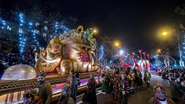 El Rey Baltasar saluda a los niños durante la cabalgata, el 5 de enero de 2024.