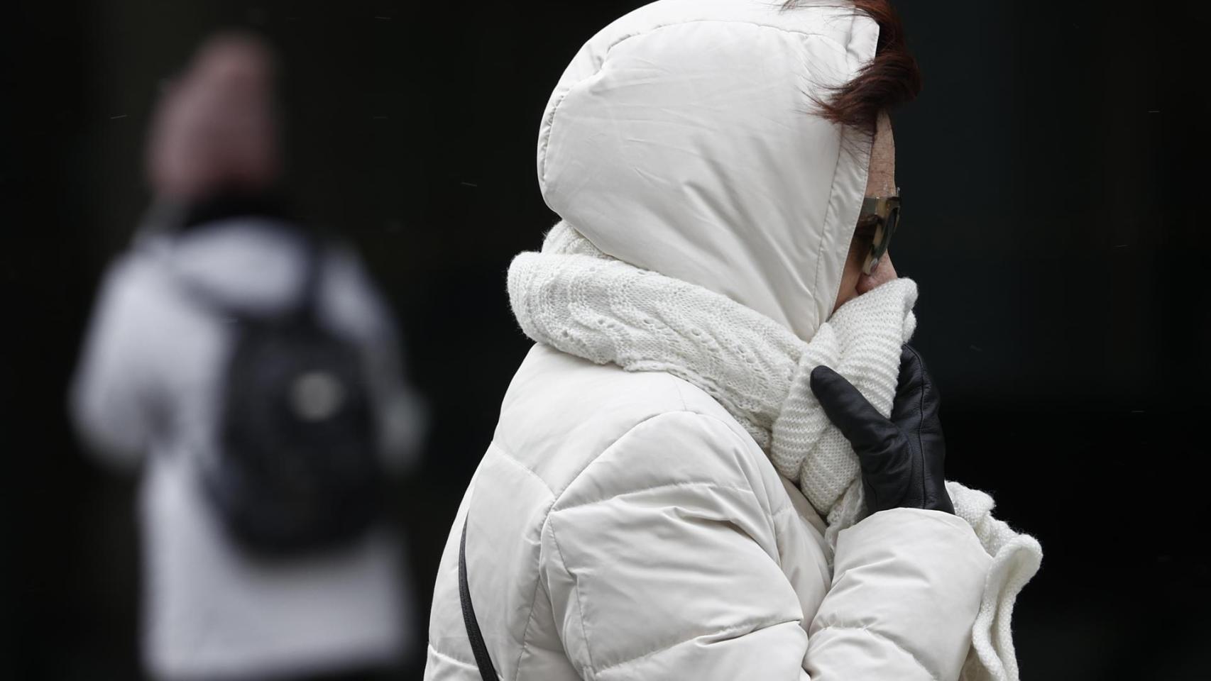 Una mujer se protege del frío en Madrid.