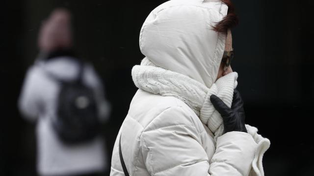 Una mujer se protege del frío.