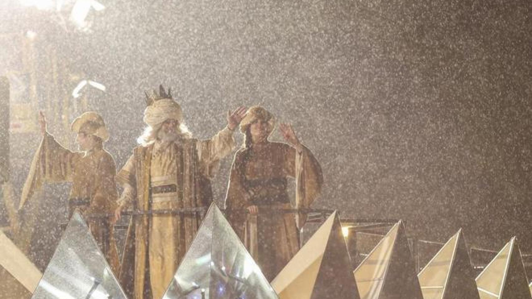 Los Reyes Magos de Madrid bajo una intensa lluvia.