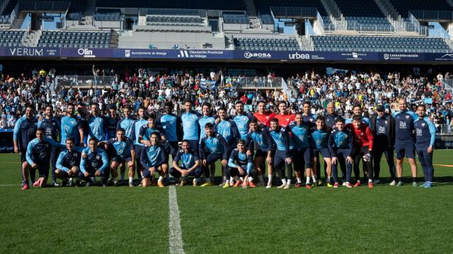 Los jugadores del Málaga CF con la afición de fondo en La Rosaleda.