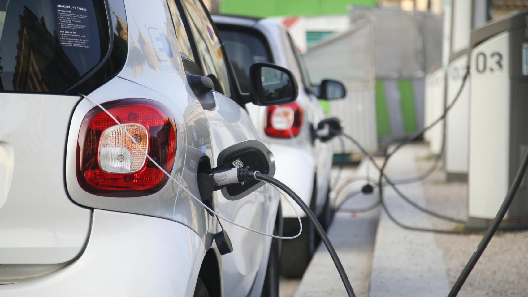 Coche eléctrico en un punto de recarga.