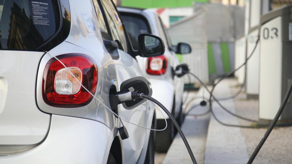 Coche eléctrico en un punto de recarga.