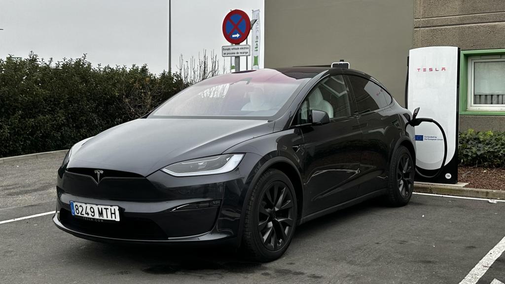 Tesla Model X recargando en la estación de Lérida.