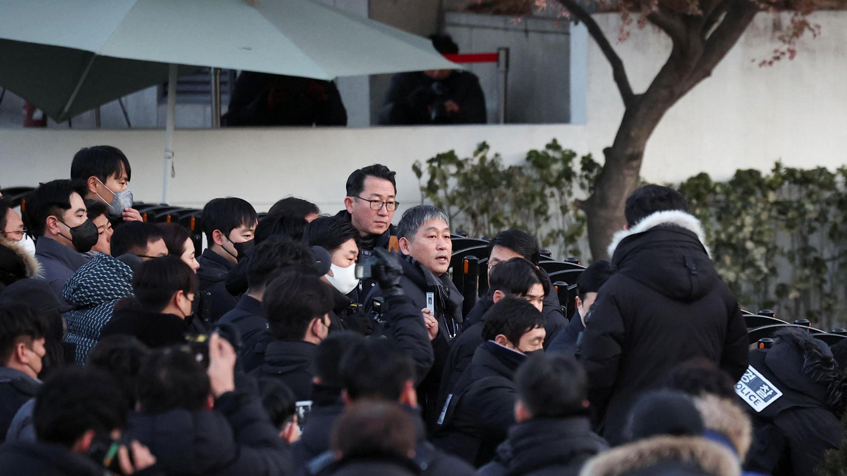 Momento de los enfrentamientos entre agentes de Policía y el servicio de seguridad del presidente de Corea del Sur.