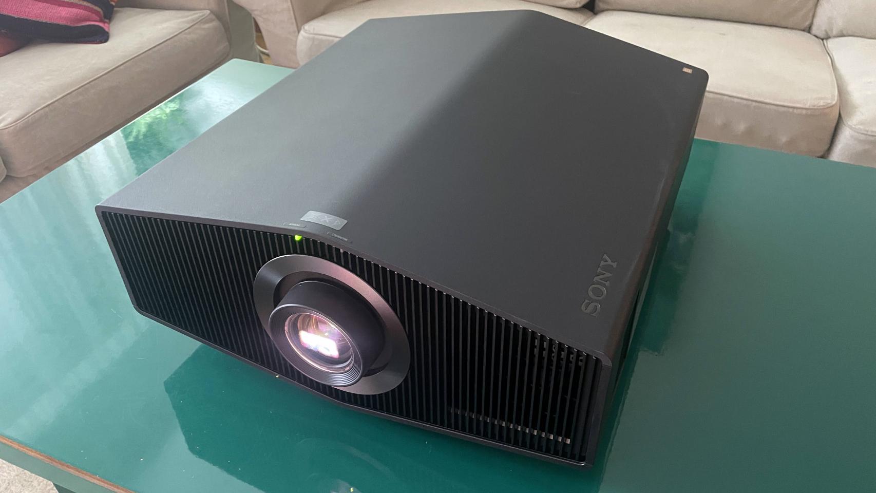 El proyector Sony XW6100 (Bravia 8).