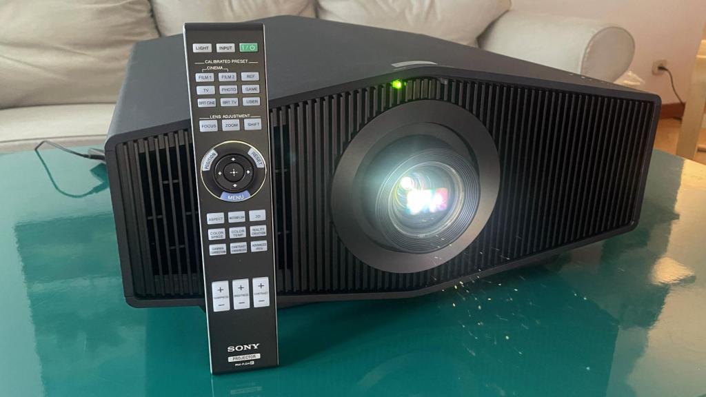 El proyector Sony XW6100 (Bravia 8) y su mando a distancia.