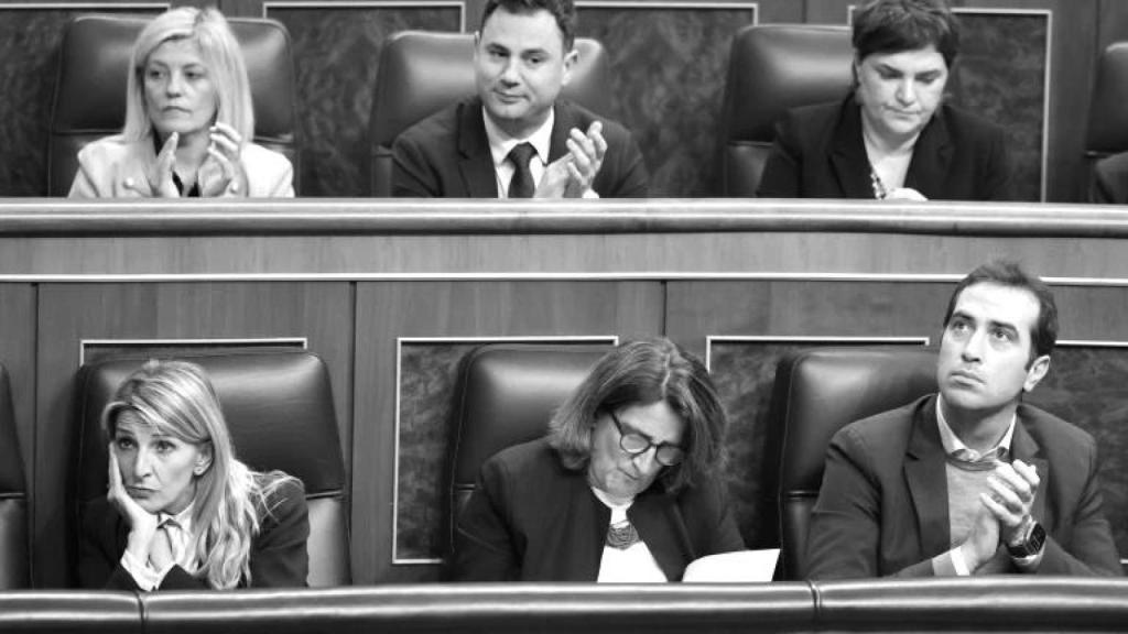 Yolanda Díaz y Carlos Cuerpo en el Congreso, separados por Teresa Ribera.