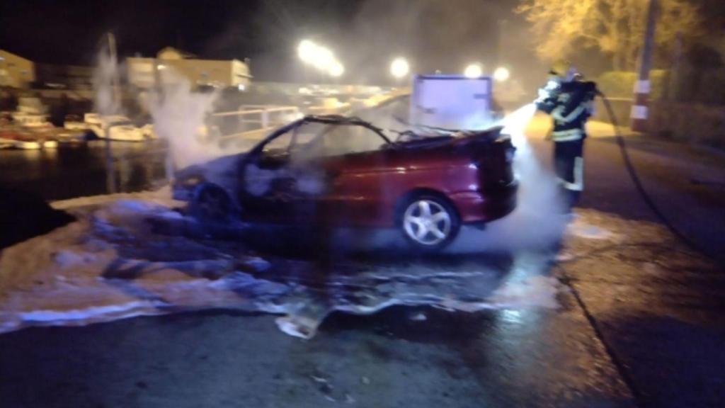 Un incendio calcina un vehículo en Porto do Son.