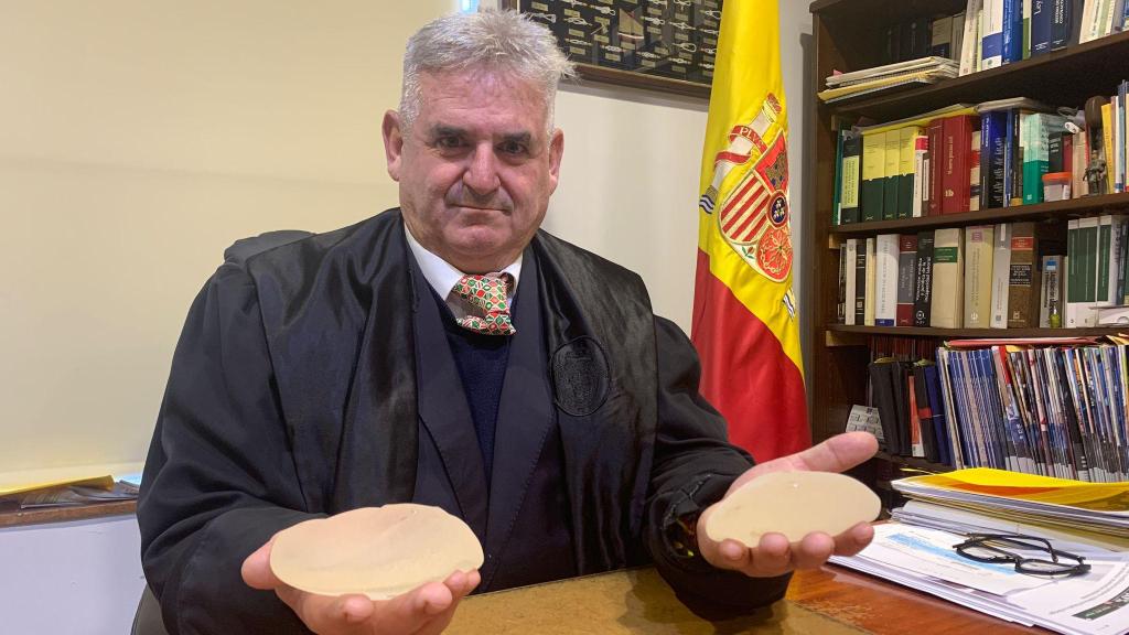 El abogado, con dos de las prótesis del laboratorio.