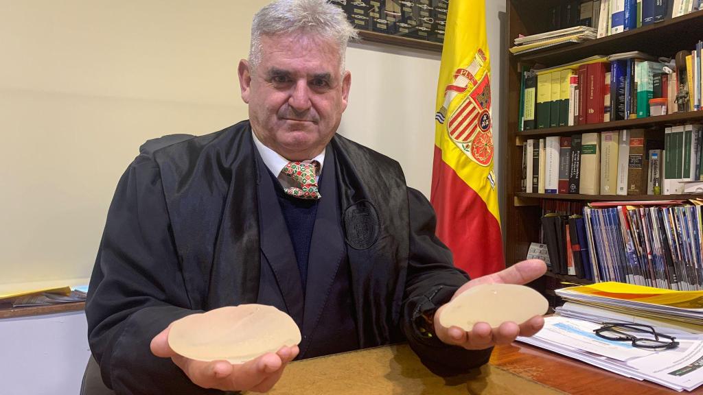 El abogado, con dos de las prótesis del laboratorio.