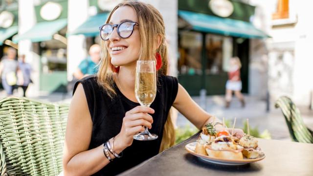 Mujer comiendo tapas.