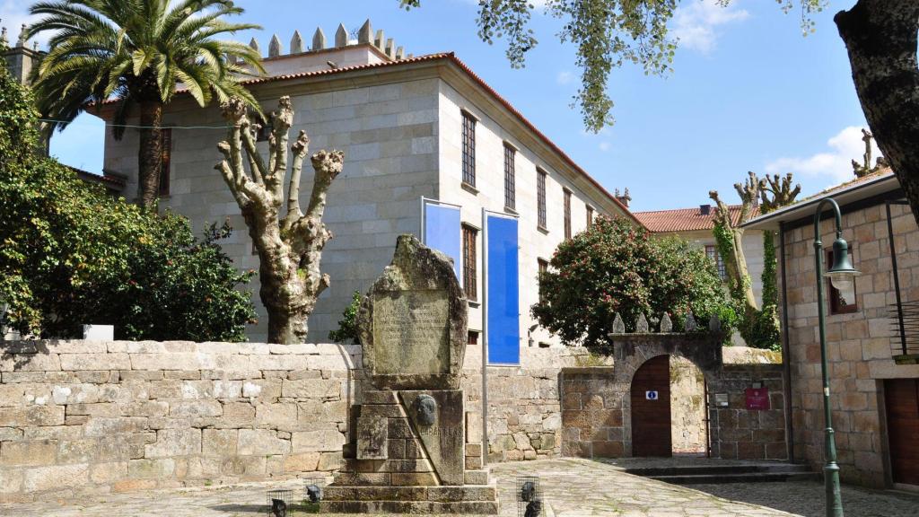 Monumento a Cabanillas frente a la entrada de la Casa da Calzada