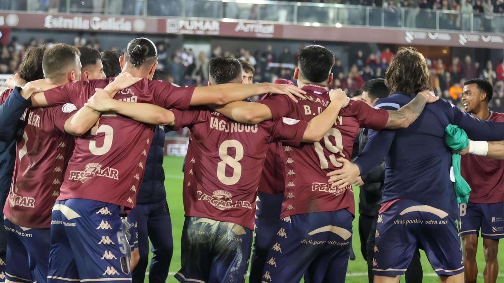 Jugadores del Pontevedra en una celebración.