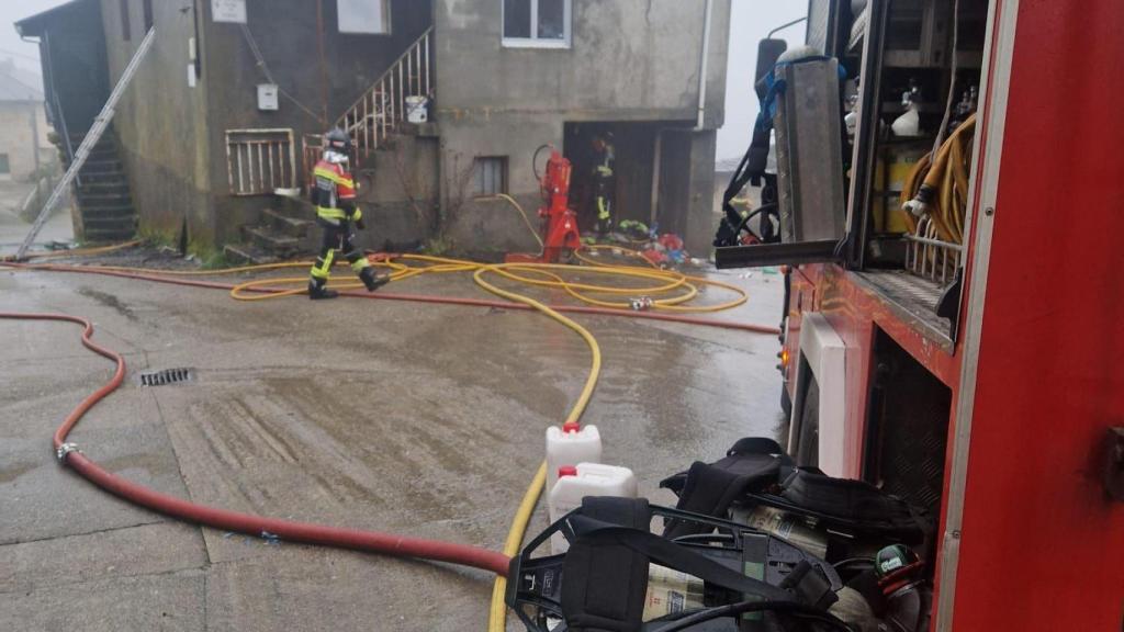 Los bomberos durante su intervención