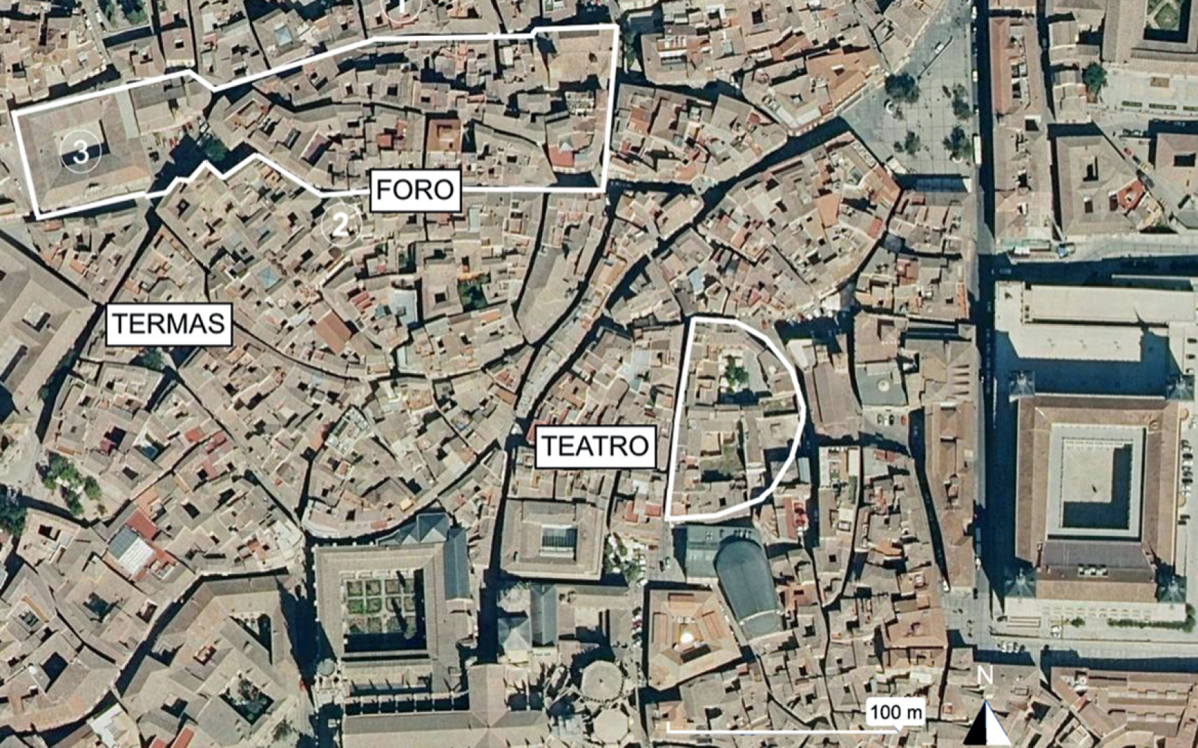 Localización del teatro sobre la trama urbana actual de Toledo junto a algunos hitos romanos del interior de la ciudad.