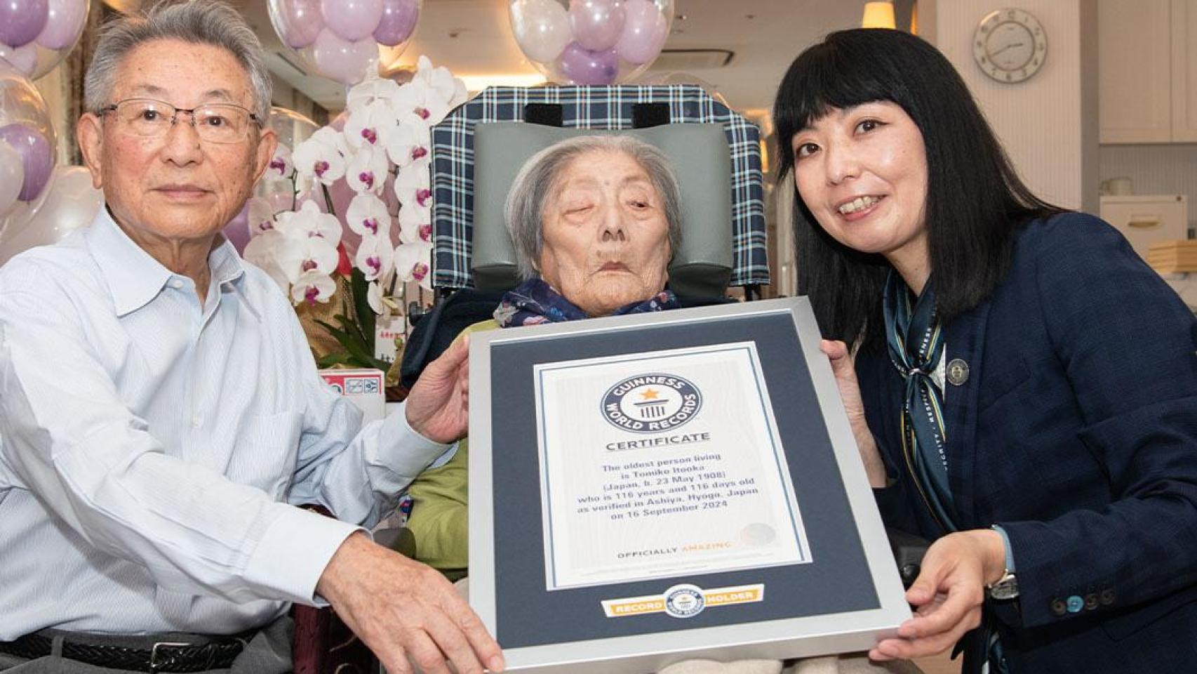 Tomiko Itooka siendo galardonada con el Guinness World Records.