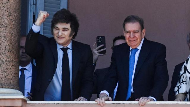 El líder de la oposición venezolana, Edmundo González, y el presidente de Argentina, Javier Milei, se abrazan en el palacio presidencial de la Casa Rosada en Buenos Aires, Argentina, el 4 de enero de 2025.