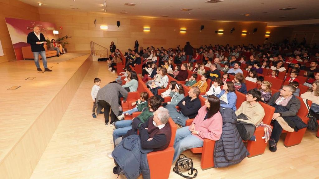 Un repleto salón de actos de las Cortes