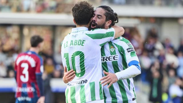 Isco se inventó un golazo con el exterior para adelantar al Betis en El Alcoraz