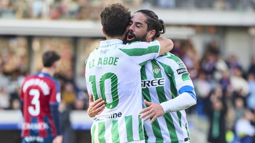 Isco se inventó un golazo con el exterior para adelantar al Betis en El Alcoraz